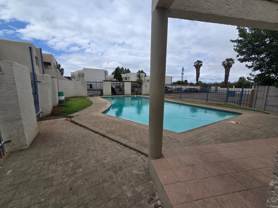 2 Bedroom Property for Sale in Langenhovenpark Free State